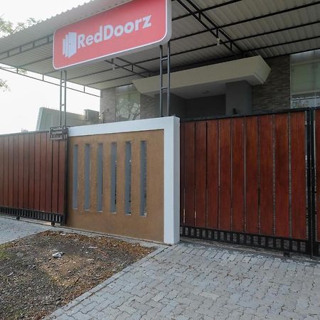 Hotel Reddoorz Near Kawasan Bandara Ahmad Yani Semarang 2 Esterno foto