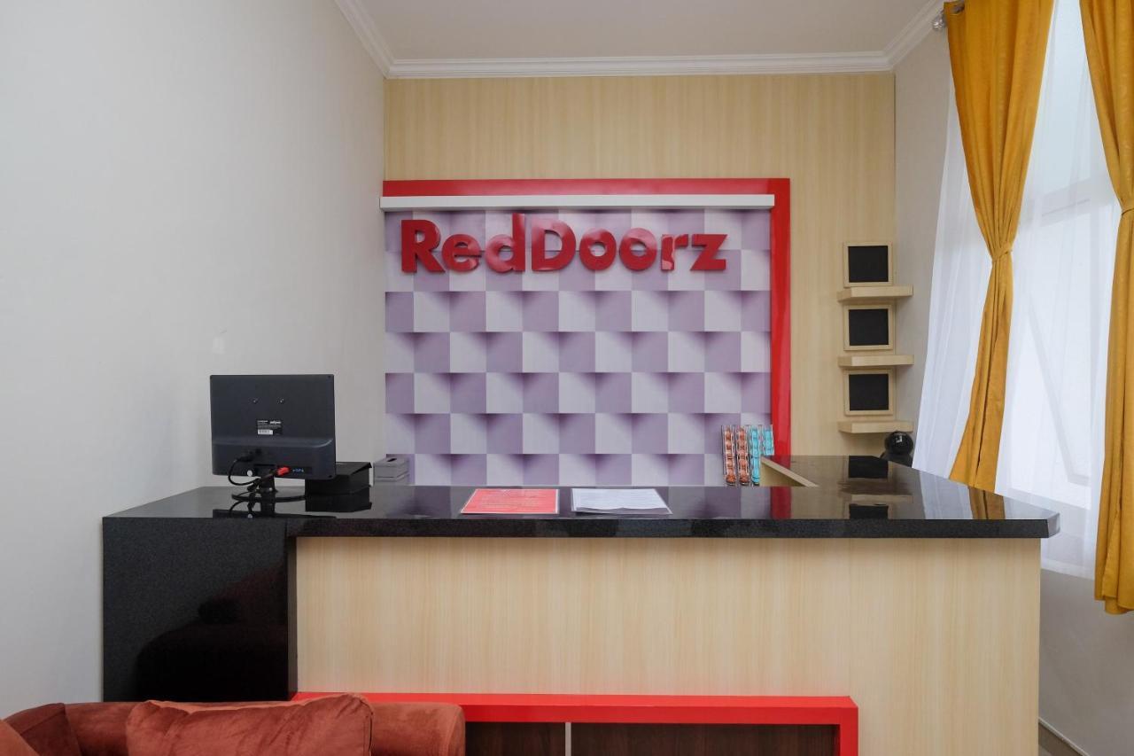 Hotel Reddoorz Near Kawasan Bandara Ahmad Yani Semarang 2 Esterno foto