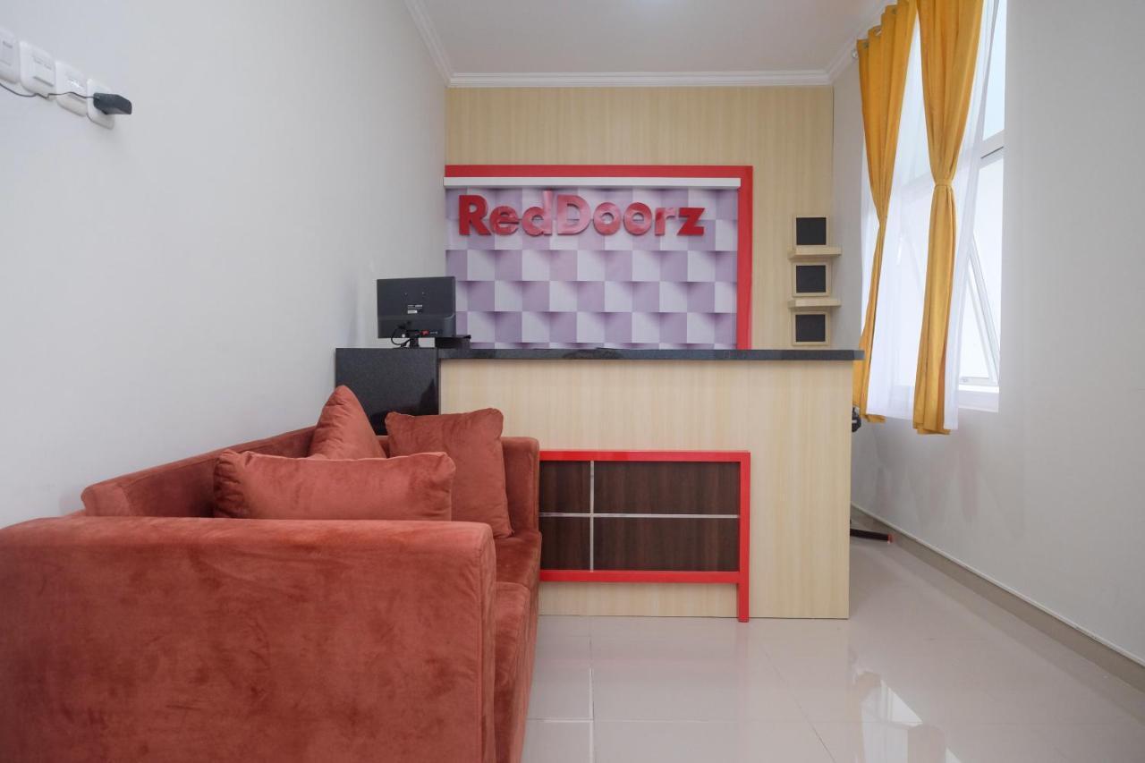 Hotel Reddoorz Near Kawasan Bandara Ahmad Yani Semarang 2 Esterno foto