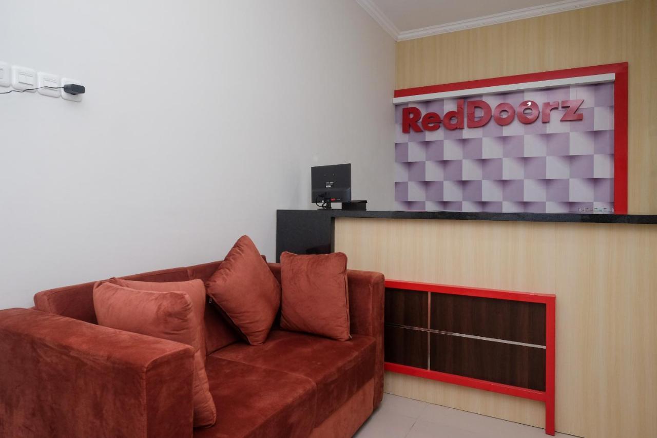 Hotel Reddoorz Near Kawasan Bandara Ahmad Yani Semarang 2 Esterno foto