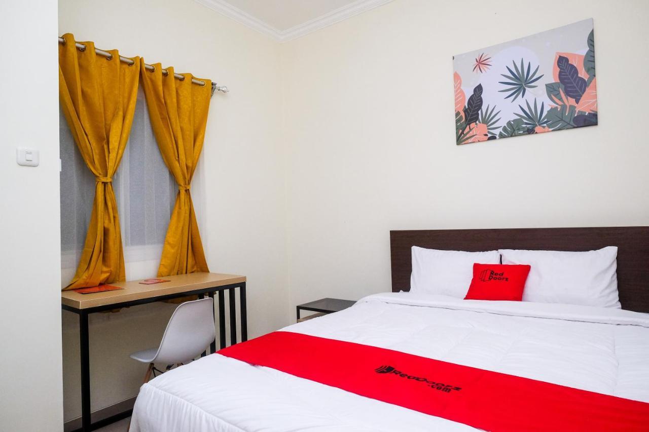 Hotel Reddoorz Near Kawasan Bandara Ahmad Yani Semarang 2 Esterno foto