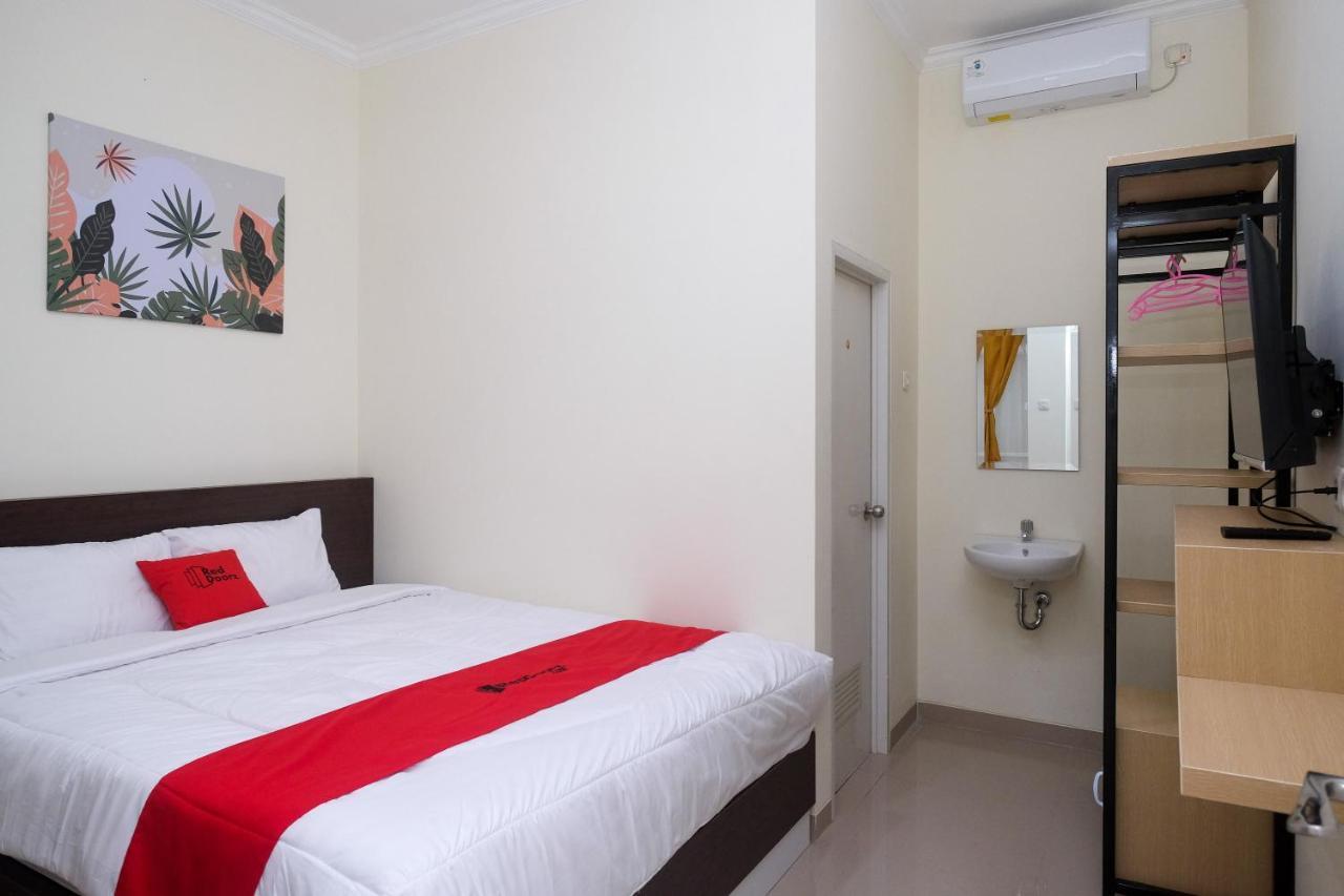 Hotel Reddoorz Near Kawasan Bandara Ahmad Yani Semarang 2 Esterno foto