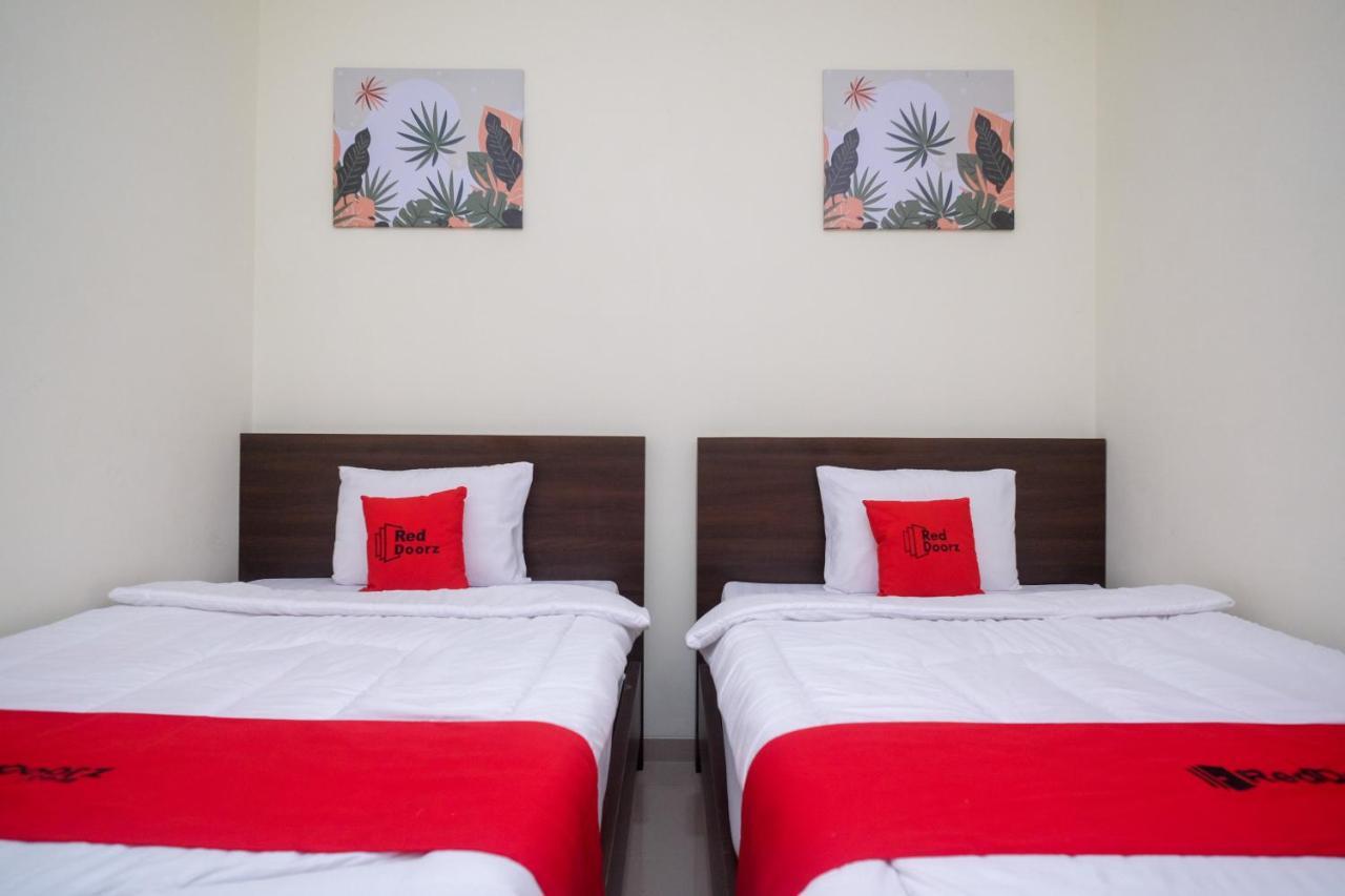 Hotel Reddoorz Near Kawasan Bandara Ahmad Yani Semarang 2 Esterno foto