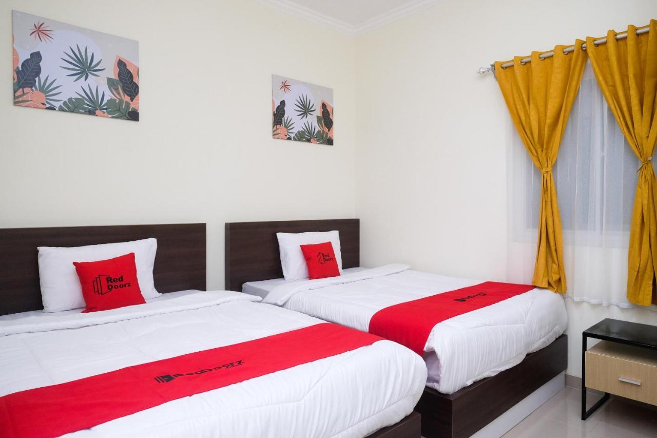 Hotel Reddoorz Near Kawasan Bandara Ahmad Yani Semarang 2 Esterno foto