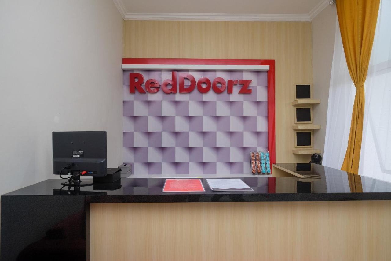 Hotel Reddoorz Near Kawasan Bandara Ahmad Yani Semarang 2 Esterno foto