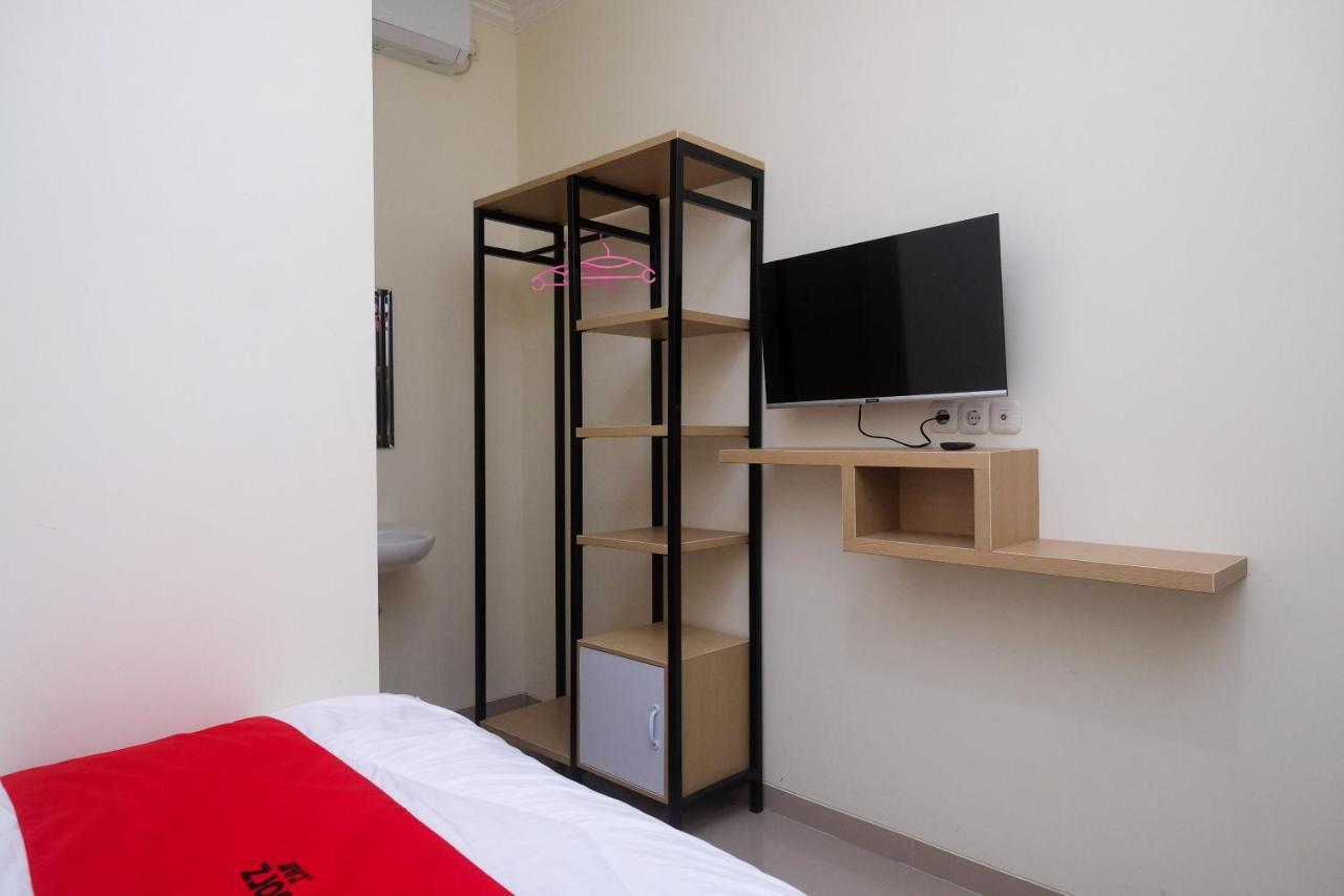 Hotel Reddoorz Near Kawasan Bandara Ahmad Yani Semarang 2 Esterno foto