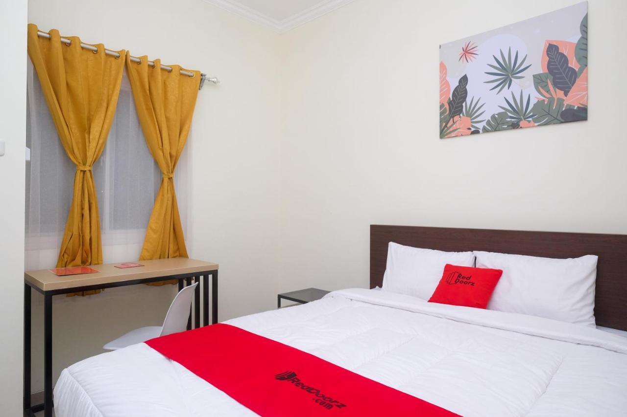 Hotel Reddoorz Near Kawasan Bandara Ahmad Yani Semarang 2 Esterno foto