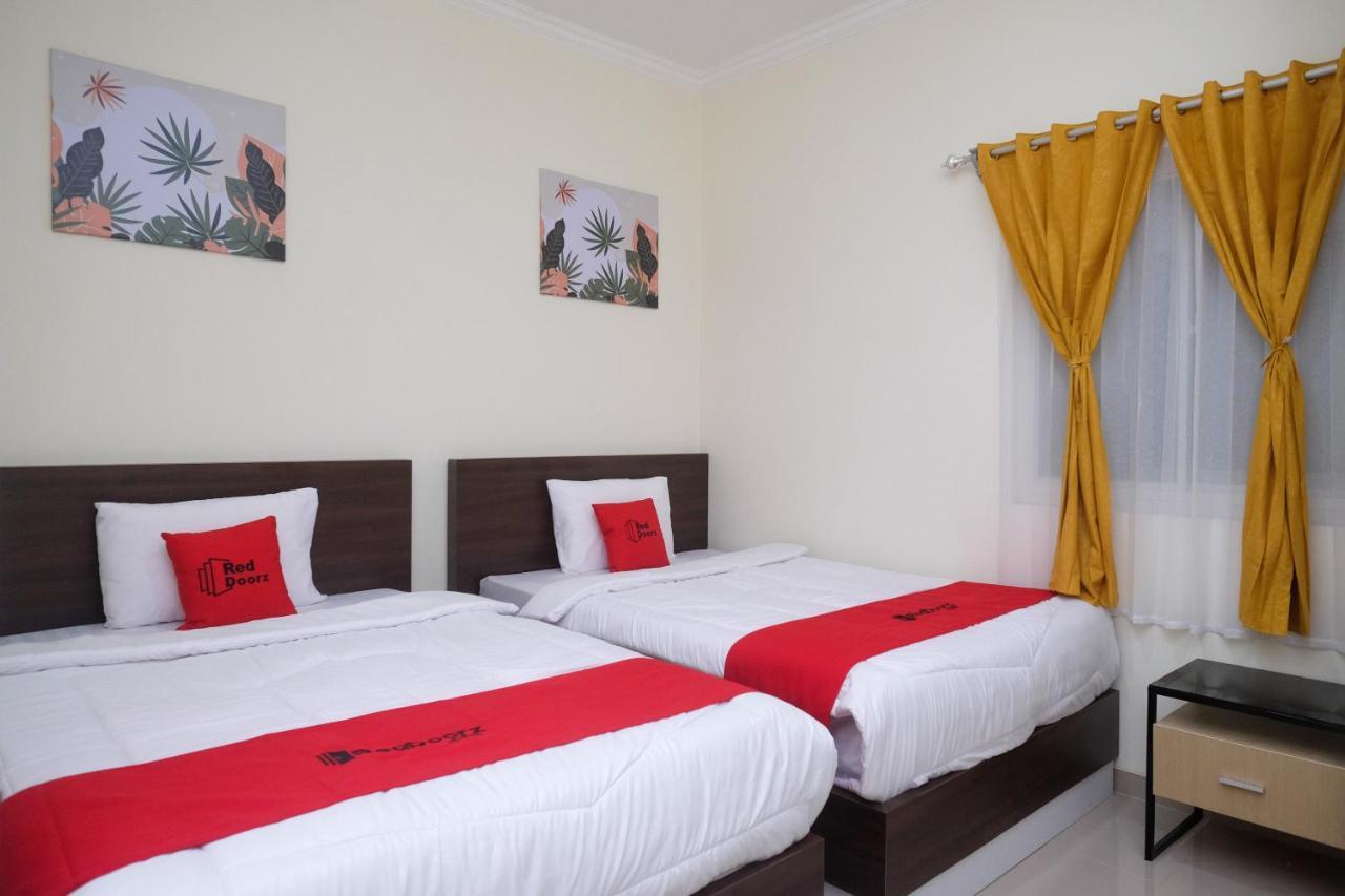 Hotel Reddoorz Near Kawasan Bandara Ahmad Yani Semarang 2 Esterno foto