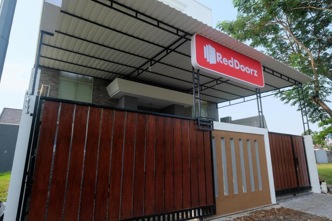 Hotel Reddoorz Near Kawasan Bandara Ahmad Yani Semarang 2 Esterno foto