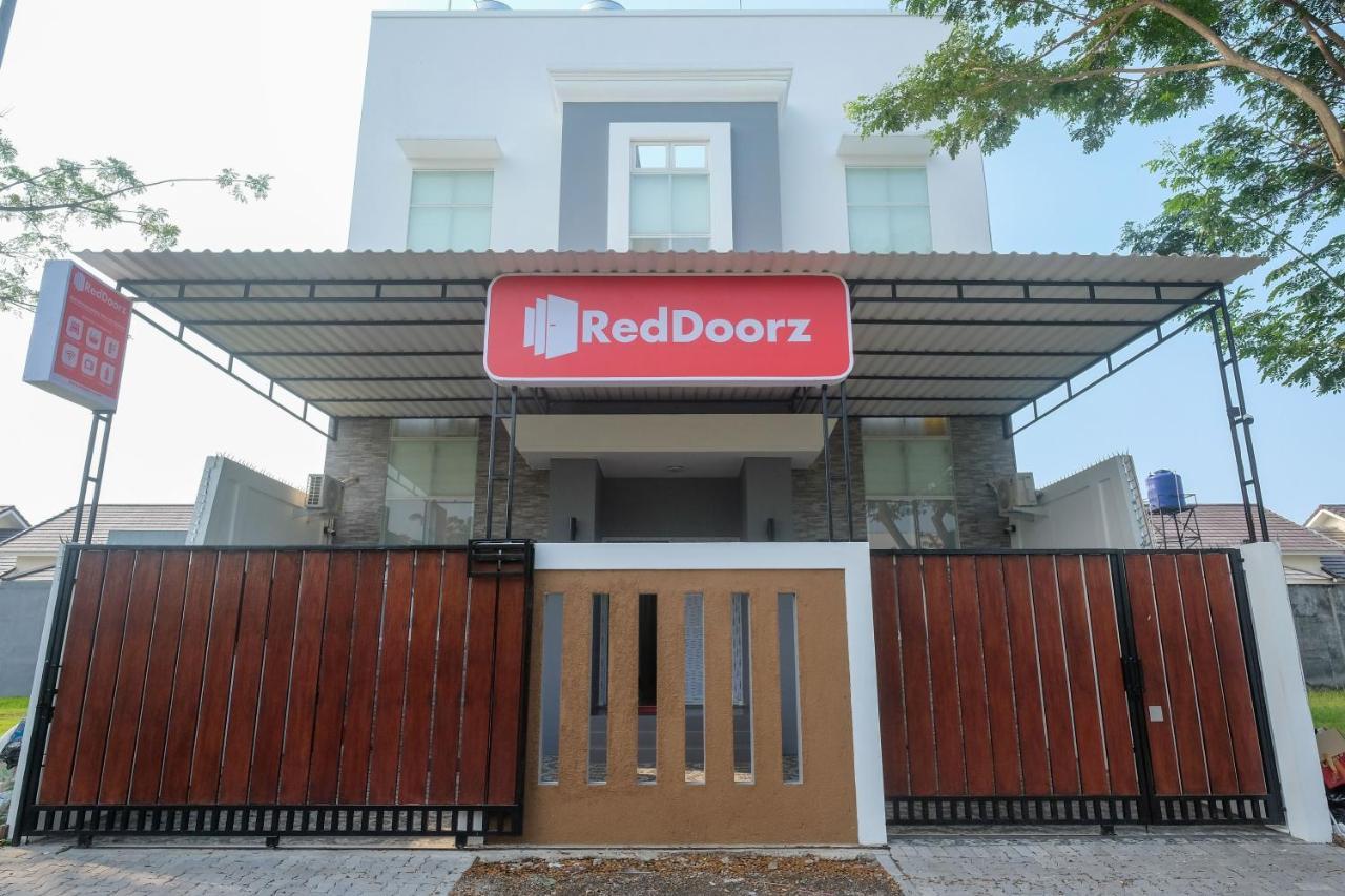 Hotel Reddoorz Near Kawasan Bandara Ahmad Yani Semarang 2 Esterno foto