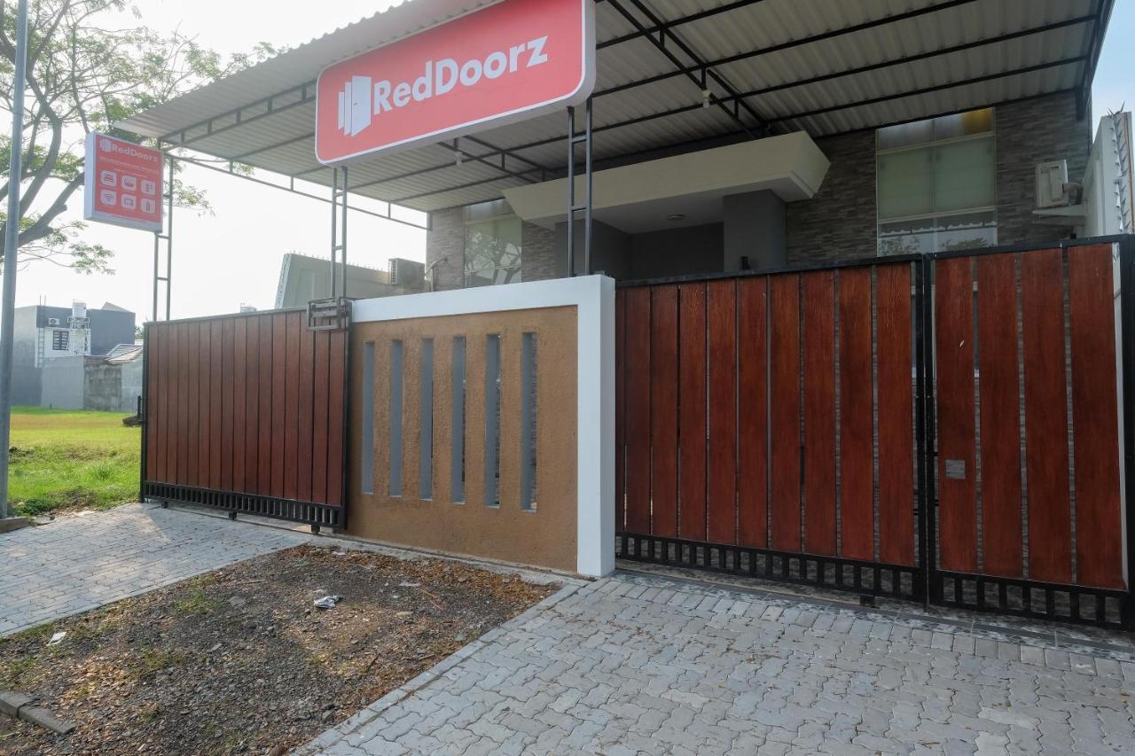 Hotel Reddoorz Near Kawasan Bandara Ahmad Yani Semarang 2 Esterno foto