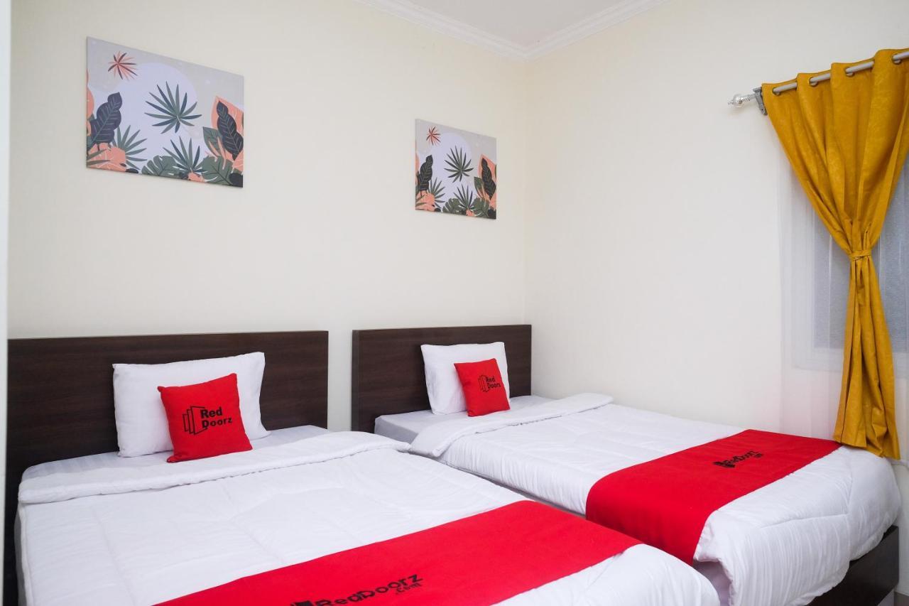 Hotel Reddoorz Near Kawasan Bandara Ahmad Yani Semarang 2 Esterno foto