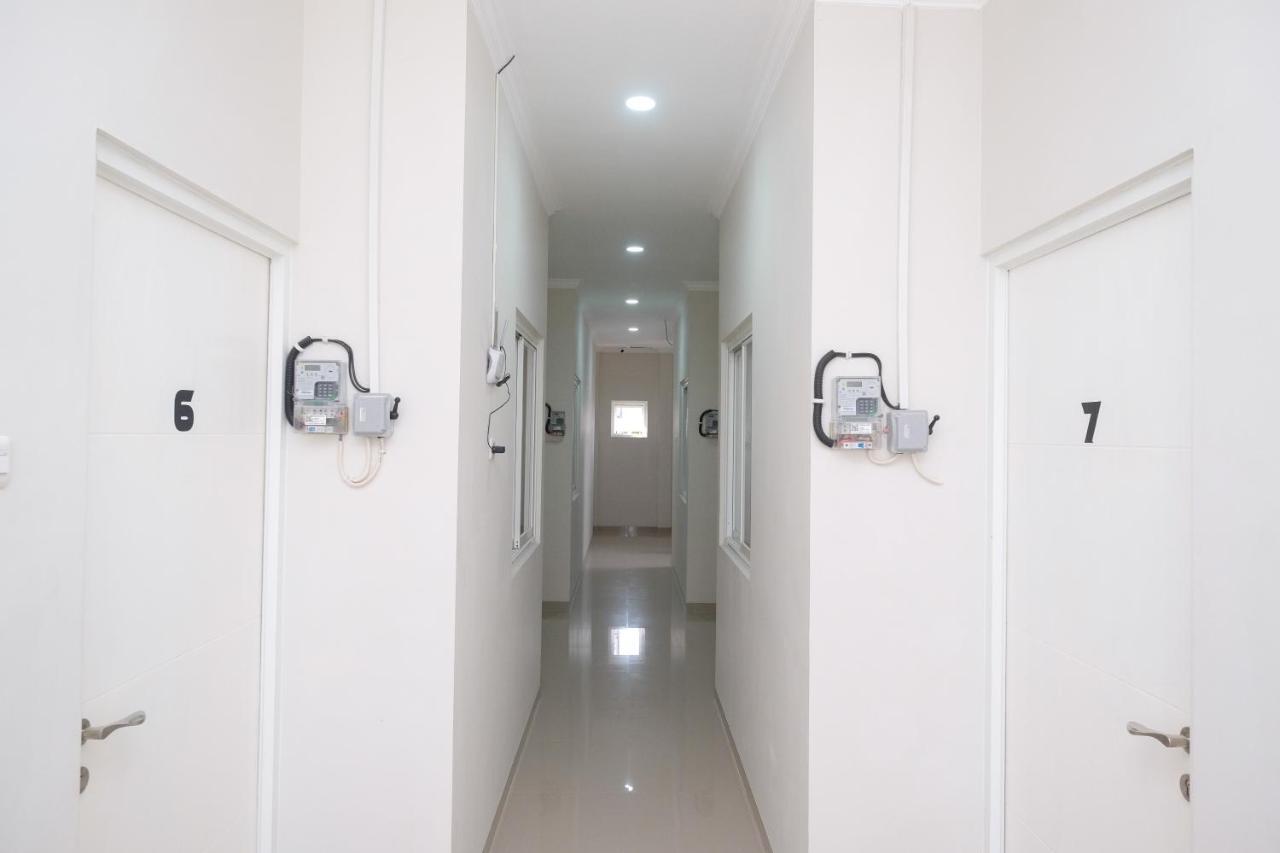 Hotel Reddoorz Near Kawasan Bandara Ahmad Yani Semarang 2 Esterno foto